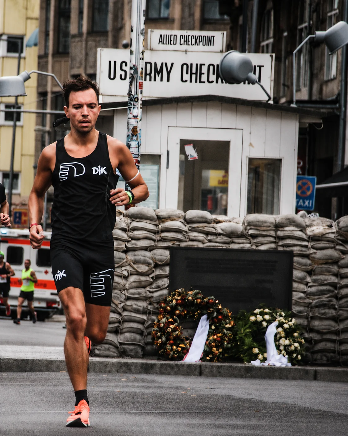 Matthias beim Lauf am Checkpoint Charlie